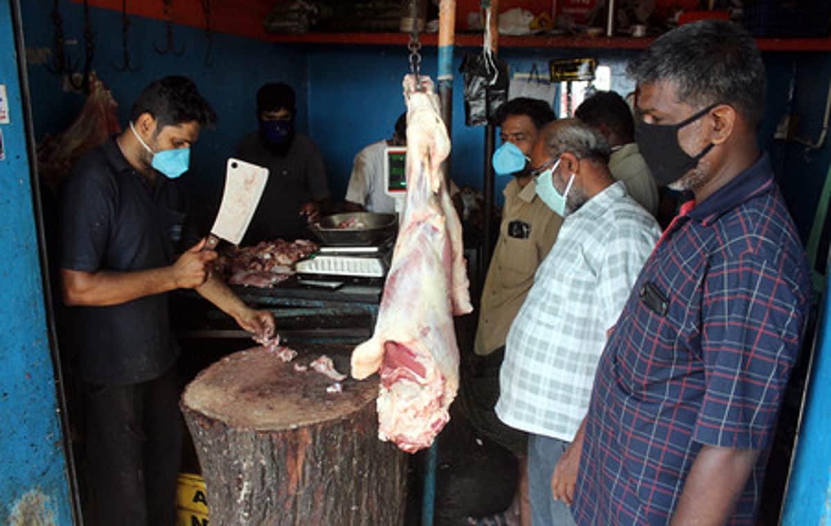 மகாராஷ்டிரத்தில் முக்கிய நகரில் இறைச்சி கடைகளுக்கு தடை: முதல்வர் ஃபட்னவீஸ்