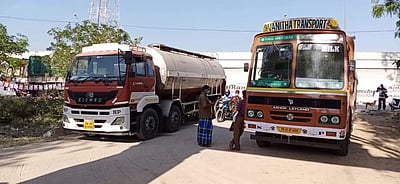 கேரளத்தில் பால் ஏற்றி வந்த லாரிகளுக்கு கிருஷ்ணகிரி ஆவின் பணியாளர்கள் எதிர்ப்பு