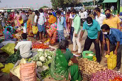 திருப்பூரில் விதிமுறைகளைக் கடைப்பிடிக்காமல் மார்க்கெட்டில் குவிந்த பொதுமக்கள்