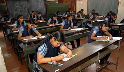 பிளஸ் 2 பொதுத் தோ்வு தொடங்கியது
