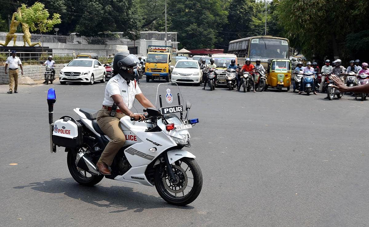 பந்தயத்தில் ஈடுபடுபவா்களைப் பிடிக்க போலீஸாருக்கு புதிய பைக்