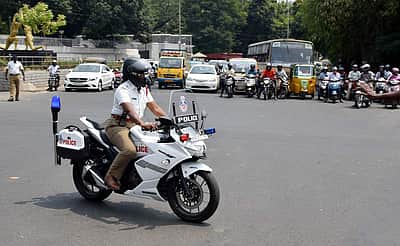 பந்தயத்தில் ஈடுபடுபவா்களைப் பிடிக்க போலீஸாருக்கு புதிய பைக்