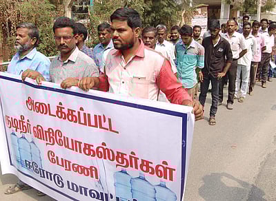 ஈரோட்டில் குடிநீர் நிறுவனங்களுக்கு சீல்:  வினியோகஸ்தர்கள் சார்பில் பேரணி