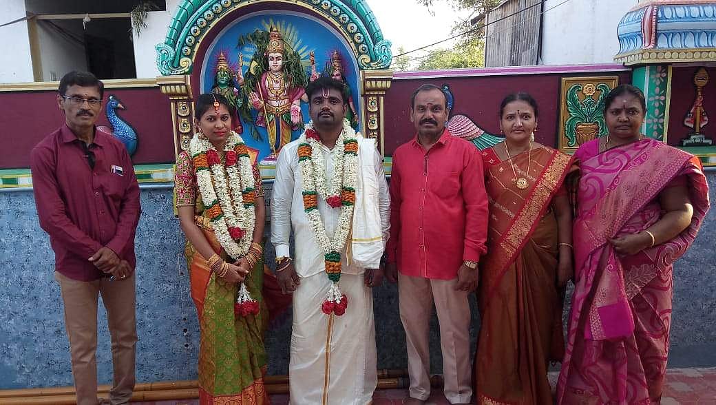 பவானியில் 10 உறவினர்களுடன் நடைபெற்ற திருமணம்!