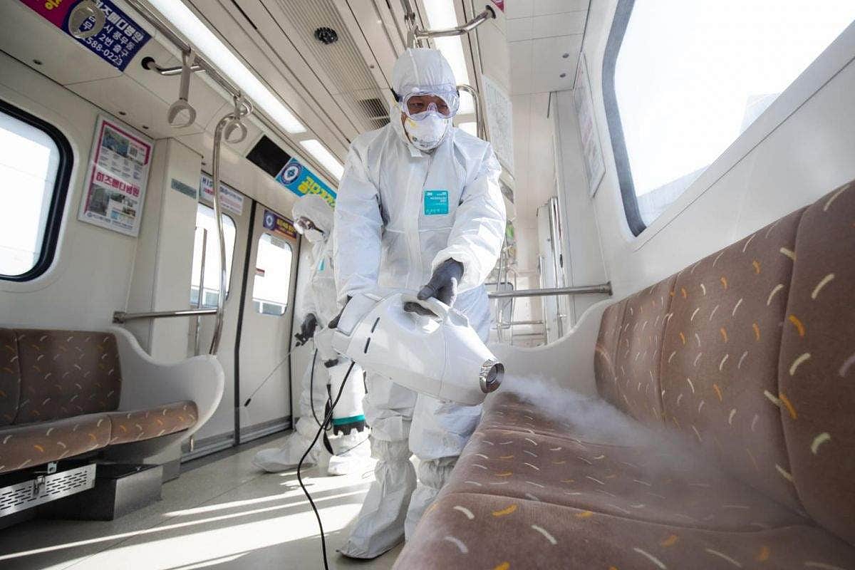 ஊர் திரும்பிய தொழிலாளர்கள் மீது கிருமி நாசினி தெளிக்கப்பட்ட அவலம்