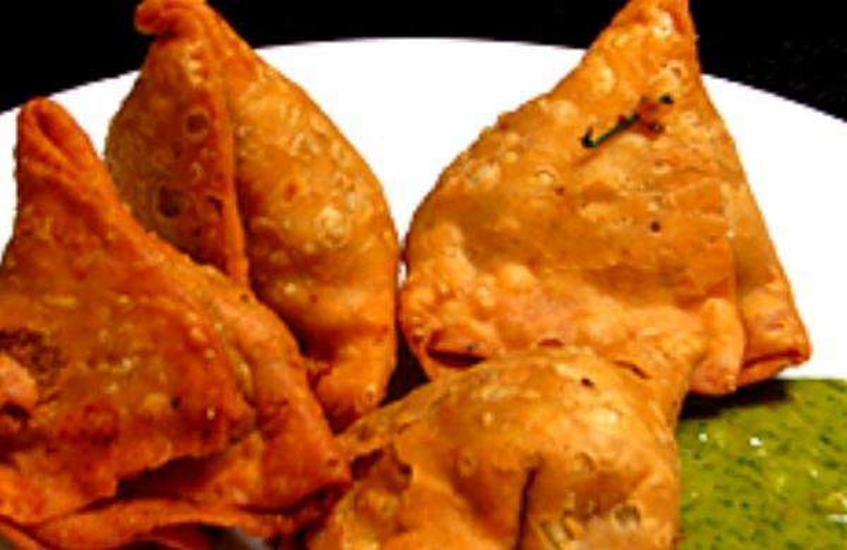 கரோனா கட்டுப்பாட்டு அறைக்கு போன் செய்து சமோசாக்கள் கேட்ட இளைஞர்