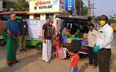 நாகையில் நடமாடும் மளிகைக் கடை