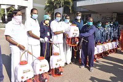 20 துப்புரவு பணியாளர்களுக்கு நவீன கிருமி நாசினி தெளிப்பான் இயந்திரம்