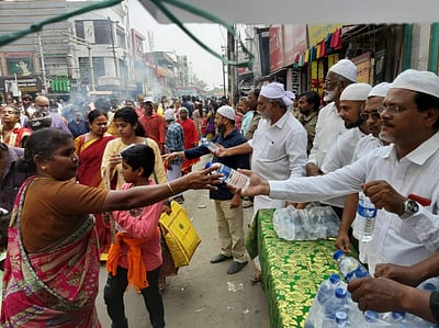 கோனியம்மன் கோயில் தேரோட்டம்: 10,000-க்கும் மேற்பட்ட தண்ணீர் பாட்டில்கள் வழங்கிய அத்தர் ஜமாத் பள்ளிவாசல்