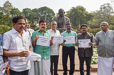 தில்லி வன்முறையைக் கண்டித்து நாடாளுமன்ற வளாகத்தில் இடதுசாரி எம்.பி.க்கள் போராட்டம்