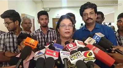 கால்பந்து, ட்ரீம் ஸ்கேட்டிங் போட்டியில் பதக்கம் வென்ற கோவை மாணவர்களுக்கு ஆட்சியர் பாராட்டு