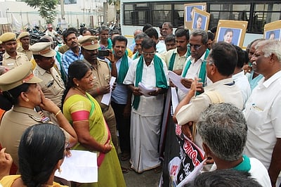 விளைநிலங்களில் குழாய் பதிக்கும் விவகாரம்: விசாரணையைப் புறக்கணித்த விவசாயிகள்