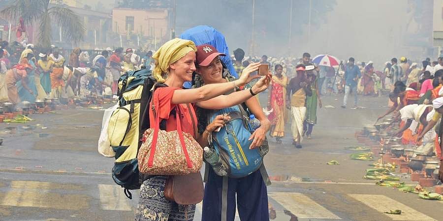 கேரள அரசு நெருப்புடன் விளையாடுகிறது: மருத்துவ நிபுணர்கள் எச்சரிக்கை