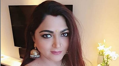 குஷ்புவுக்குக் கெளரவ டாக்டர் பட்டம் வழங்கியது உலகத் தமிழ்ப் பல்கலைக்கழகம்