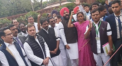 நாடாளுமன்ற வளாகத்தில் ராகுல் காந்தி தலைமையில் போராட்டம் 