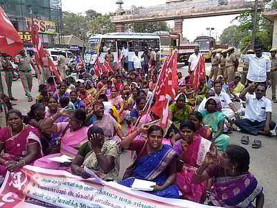 ஆண்களுக்கு நிகராக ஊதியம் வழங்க வலியுறுத்தி மறியலில் ஈடுபட்ட பெண்கள் கைது