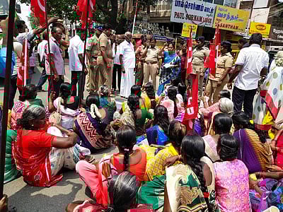 தூத்துக்குடியில் உழைக்கும் பெண்கள் மறியல்: நூற்றுக்கும் மேற்பட்டோர் கைது