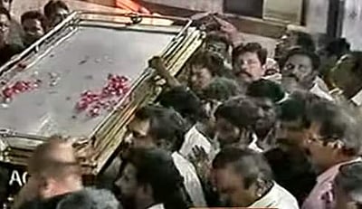 திமுக பொதுச்செயலாளர் க.அன்பழகனின் உடல் தகனம்