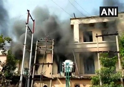 நொய்டாவில் பிளாஸ்டிக் தொழிற்சாலையில் தீவிபத்து