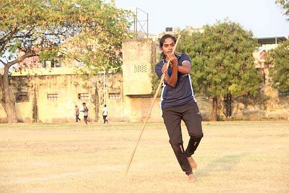 சிலம்பத்தில் அசத்தும் பெண் காவலர்!