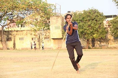 சிலம்பத்தில் அசத்தும் பெண் காவலர்!