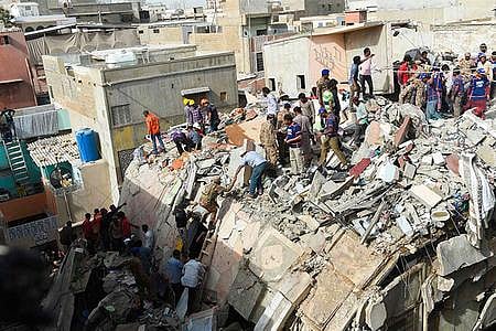 பாகிஸ்தான்: கராச்சி கட்டட விபத்தில் சிக்கி பலியானோர் எண்ணிக்கை 27-ஆக உயா்வு