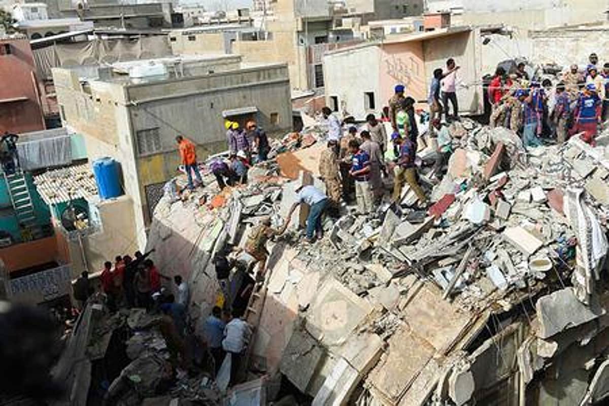 பாகிஸ்தான்: கராச்சி கட்டட விபத்தில் சிக்கி பலியானோர் எண்ணிக்கை 27-ஆக உயா்வு