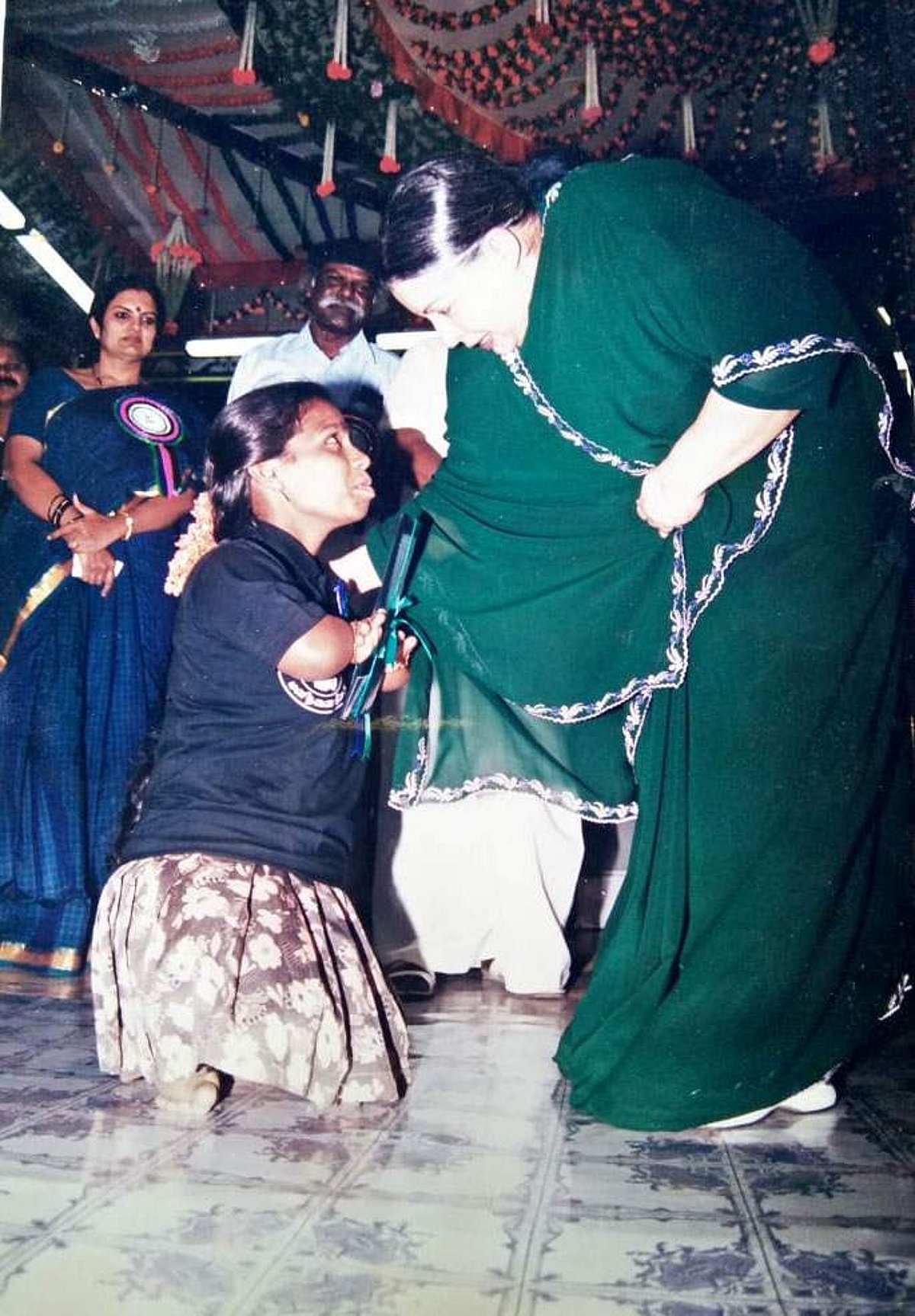 'அம்மா' தந்த வேலை: மகளிர் தின மங்கைக்குக் கைக்கு எட்டியும் வாய்க்கு எட்டாத கருணை