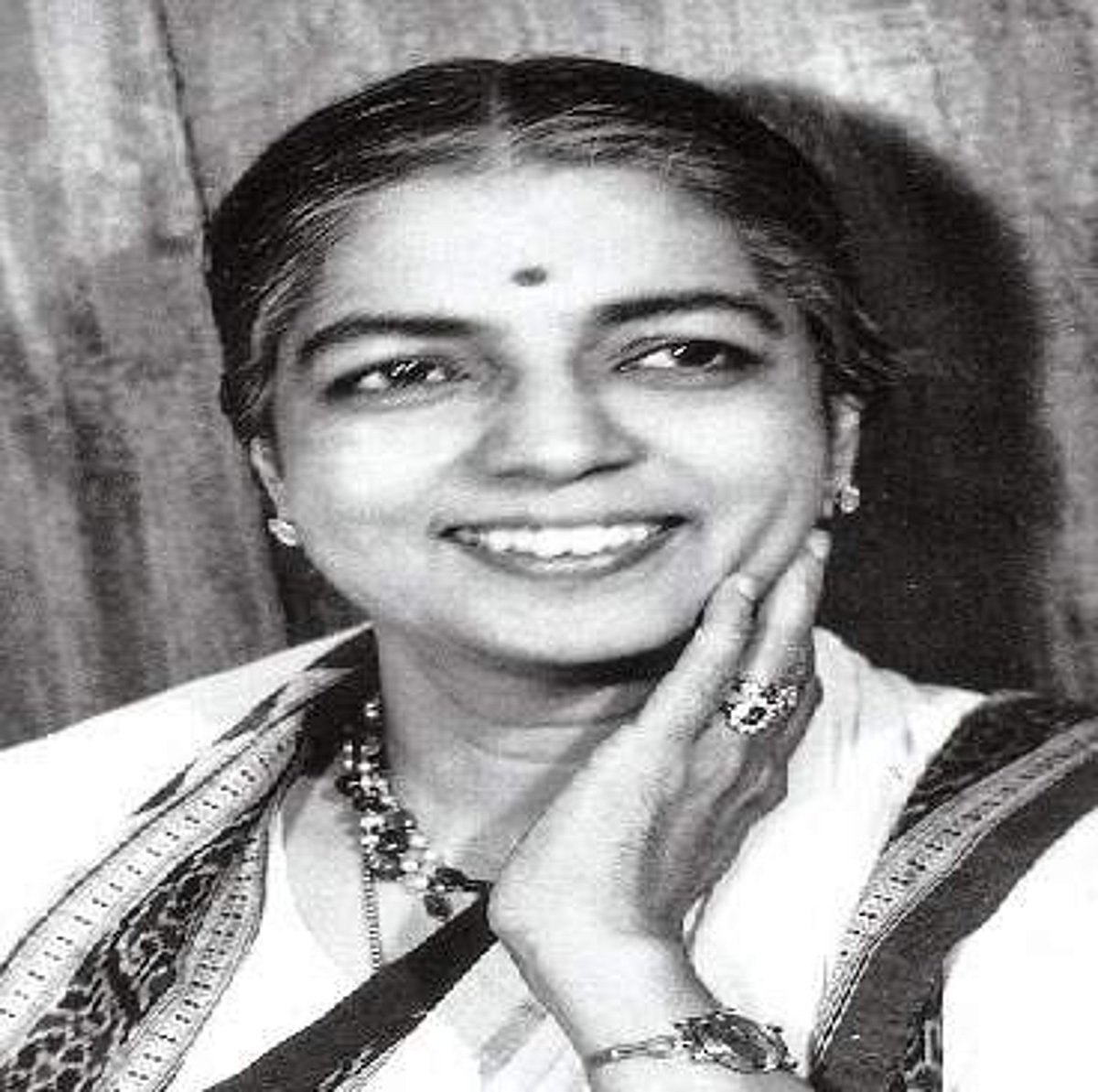 ஆபாசம் என்றிருந்த பரதத்தை அற்புதமாக்கிய ருக்மணி அருண்டேல்