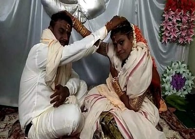 விசாகப்பட்டினத்தில் உறவினர்களின்றி நடைபெற்ற திருமணம்