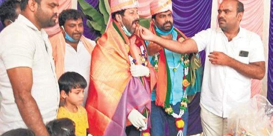 ஊரடங்கையும் தாண்டி பிரியாணியுடன் கோலாகலமாகக் கொண்டாடப்பட்ட கர்நாடக எம்எல்ஏவின் பிறந்தநாள்