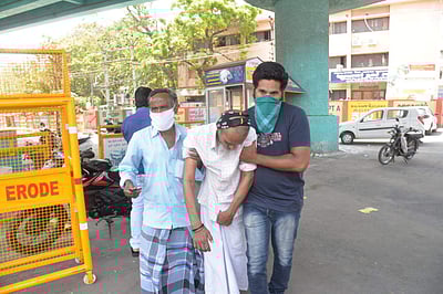 ஈரோட்டில் கார்களும் பறிமுதல்: நோயாளிகள் தவிப்பு!