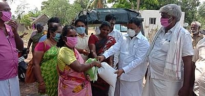 பெரியஓபுளாபுரத்தில் 2000 குடும்பங்களுக்கு கரோனா நிவாரண உதவி