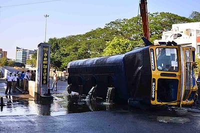 சாலையில் கவிழ்ந்த எண்ணெய் லாரி