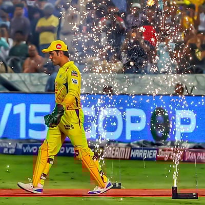 கடந்த 10 வருடங்களில் முதல்முறையாக விக்கெட் கீப்பிங் பயிற்சிகளை மேற்கொண்ட தோனி!