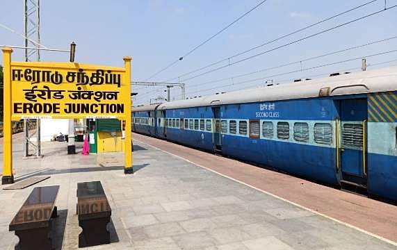 ஈரோடு ரயில்நிலையத்தில் தயார் நிலையில் கரோனா வார்டு ரயில்