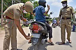 அமலுக்கு வந்த தேர்தல் நடத்தை விதிகள்! விளம்பரங்கள் மீது பெயிண்ட் அடிக்கும் பணி தீவிரம்!