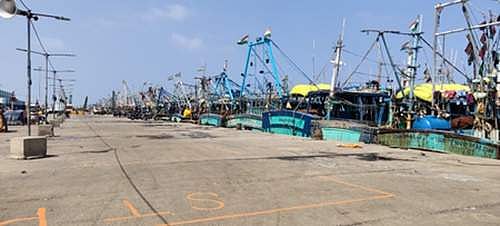 காசிமேடு மீனவா்களை மீன்பிடிக்க அனுமதிப்பதில் நீடிக்கும் முரண்பாடு