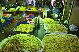 தைப்பூசத்  திருவிழா: பூக்களின் விலை உயா்வு