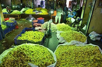 கோயம்பேடு சந்தையில் பூக்களின் விலை கடும் உயா்வு