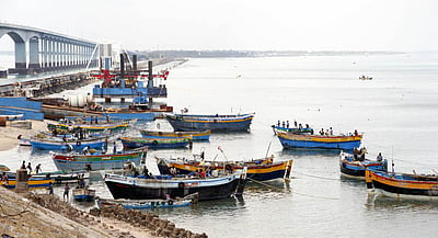 நாட்டுப்படகுகளில் தொடர்ந்து மீன் பிடிக்கலாம்: தமிழக அரசு