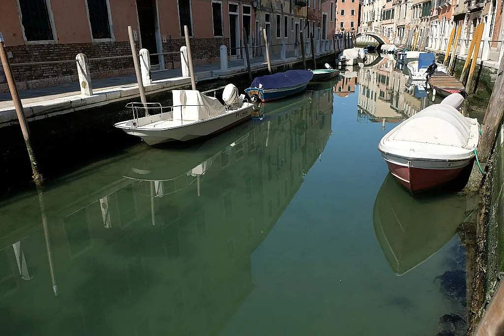 உயிர் அச்சத்தால் ஒளிந்துகொண்ட மக்களால் மூச்சுவிடுகிறது இயற்கை