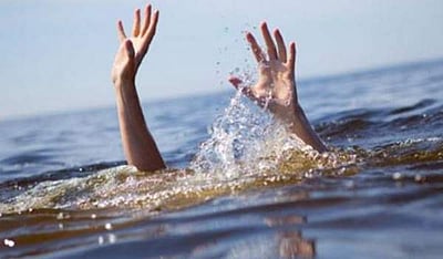 நீச்சல் பழகச் சென்றபோது தண்ணீரில் மூழ்கி அண்ணன், தம்பி பலி; தந்தை கண்முன் துயர சம்பவம்