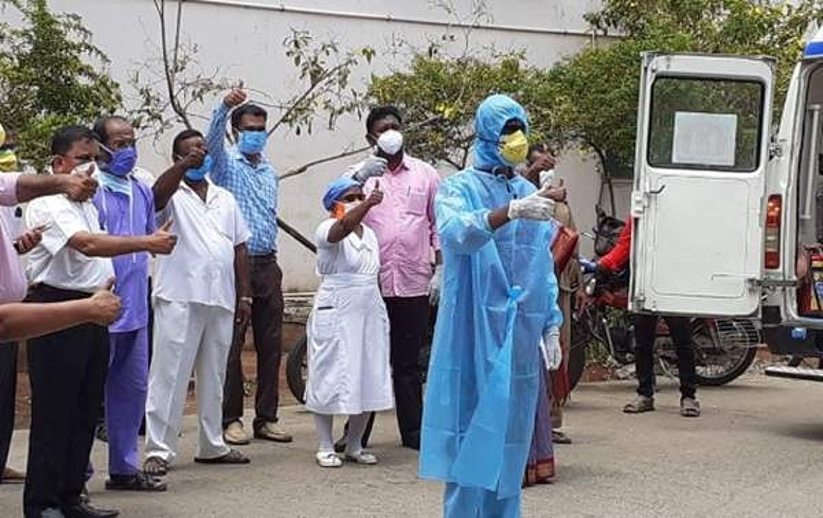 மருத்துவர்களும், செவிலியர்களும் மறுபிறவி கொடுத்துள்ளனர்: கரோனா தொற்றில் குணமடைந்த இளைஞர்