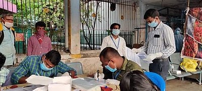 ஆம்பூர் அரசு மருத்துவமனையில் தனிமைப்படுத்தப்பட்டிருந்த 11 பேர்  வீட்டுக்கு அனுப்பி வைப்பு