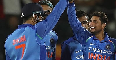 300 ஆட்டங்களில் விளையாடிய என் பேச்சைக் கேட்க மறுக்கிறாய்: குல்தீப் யாதவிடம் கோபப்பட்ட தோனி!