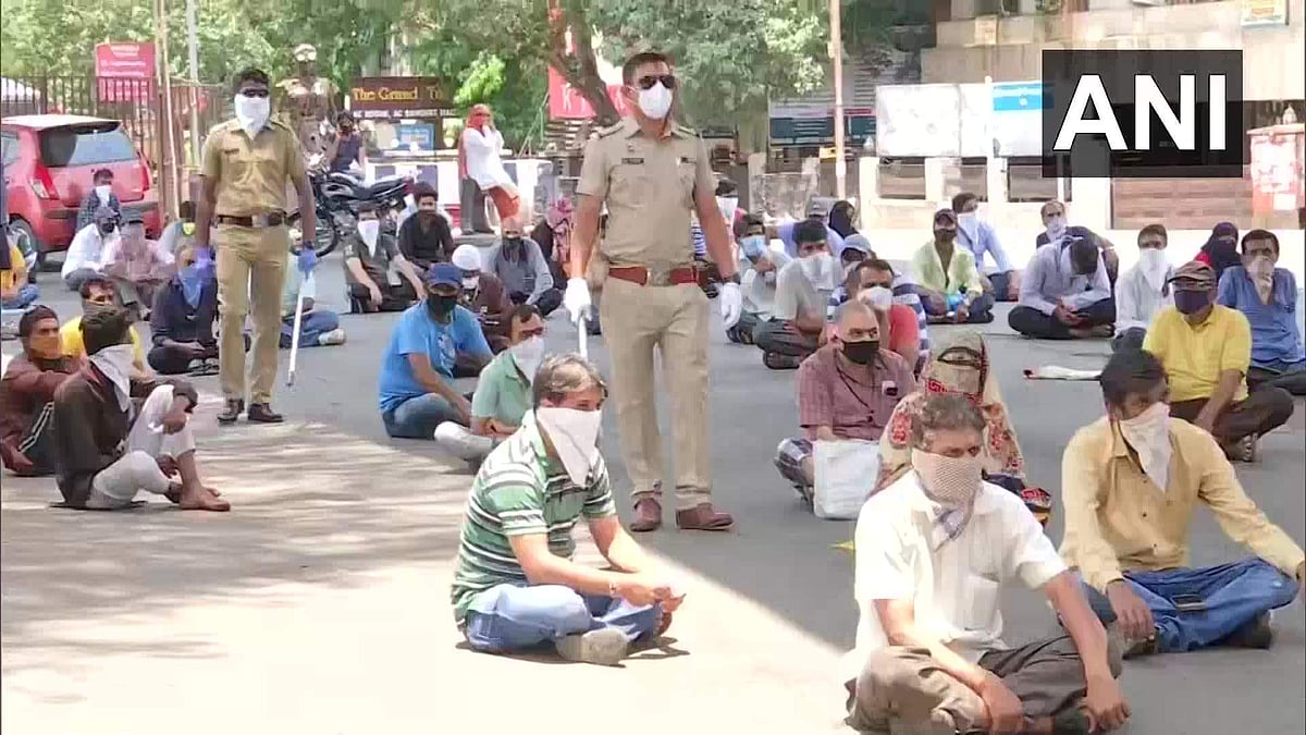 மகாராஷ்டிரத்தில் ஊரடங்கை மீறியவர்களை 4 மணி நேரம் சாலையில் அமர வைத்த காவல்துறை