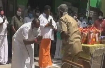 தூய்மைப் பணியாளர் காலில் விழுந்த அமைச்சர் ஆர்.பி.உதயகுமார்