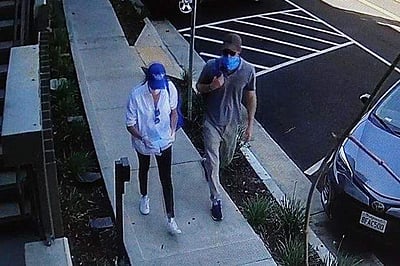 முதியோருக்கு உணவு விநியோகித்த இளவரசர் ஹாரிஸ் - மேகன் தம்பதி!