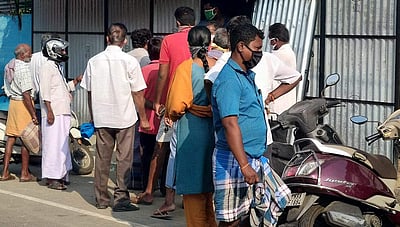 கறி சோறு தான் முக்கியம்: நெருக்கியடித்த ஈரோடு மக்கள்